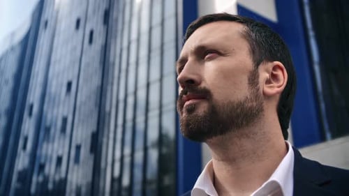 Homem de negócios pensativo em terno de colarinho branco Thinking Planning Leadership Outdoor Office Skyscraper