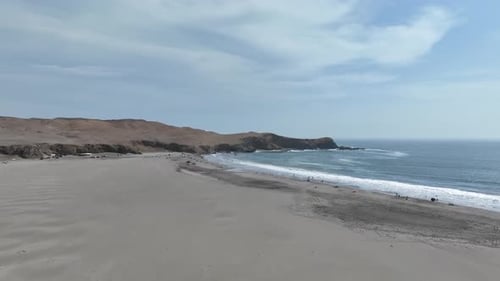 Toma aérea sobre turistas disfrutando de una maravillosa playa de arena, Lima, Perú