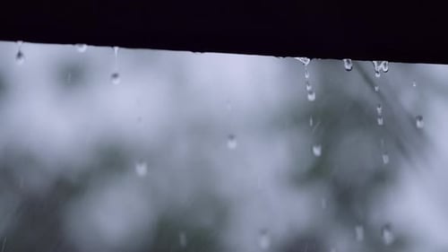 Pluie tombant du toit lors de vents forts et de fortes averses, ambiance théâtrale adaptée à la météo
