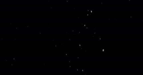 Schnee, der vor dem Hintergrund des Nachthimmels fällt