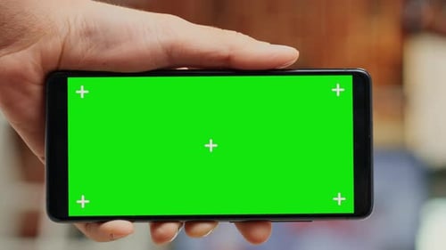 Employé de bureau vidéo vertical travaillant avec un modèle d'écran vert sur un téléphone mobile