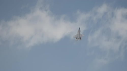 Avión de combate furtivo F-35 de la Fuerza Aérea de los Estados Unidos durante vuelos y maniobras a alta velocidad