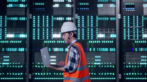 Asiatische Männer benutzen Computer beim Gehen im Rechenzentrum