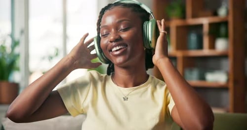 Baila, música y sonríe con una mujer negra en el sofá para disfrutar del servicio de streaming, la lista de reproducción de canciones y la energía