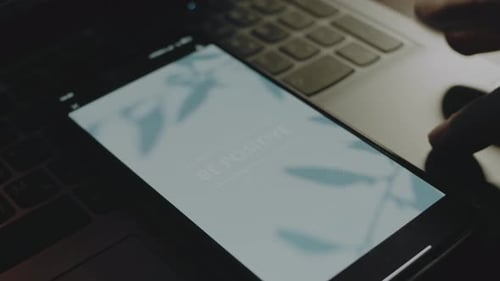 Seien Sie positiv beschriftet auf blauem Hintergrund auf dem Smartphone-Bildschirm. Lichtstrahlen kommen vom männlichen Bildschirm