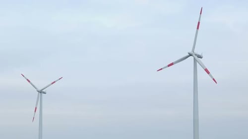 Lâminas de turbina eólica Hd girando em vento forte