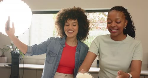 Tutorial de filmación de diversas amigas en la cocina, vertiendo arroz en un tazón bajo una luz anular