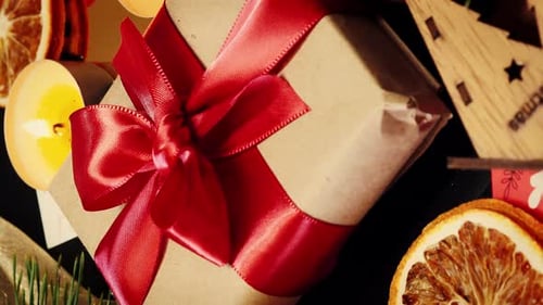 Wunderschön geschmückter Weihnachtstisch mit Kerze am Weihnachtsbaum