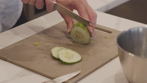 Gros plan sur le concombre en tranches