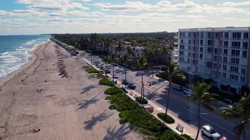 Von oben nach unten umlaufender Sandstrand mit Möwen und türkisfarbenen Wellen in Florida