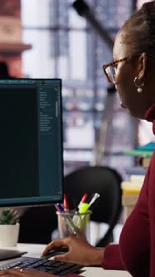 Un ingeniero de TI de vídeo vertical interactúa con un chatbot de IA LLM en PC en una empresa emergente de desarrollo de software