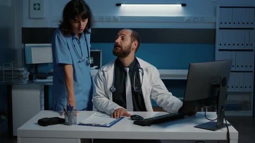 Equipe médica analisando relatório de experiência em doenças de pacientes discutindo o tratamento de saúde