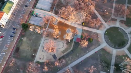 Großer Stadtpark, in dem nur wenige Touristen anwesend sind, während die Bäume in wunderschönen Herbstfarben leuchten