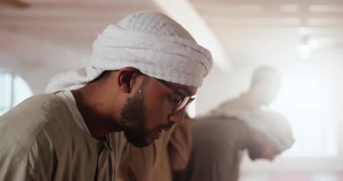 Glaube, Moschee und gemeinsames Gebet mit islamischen Männern im Tempel für Kultur, Glauben oder Religion