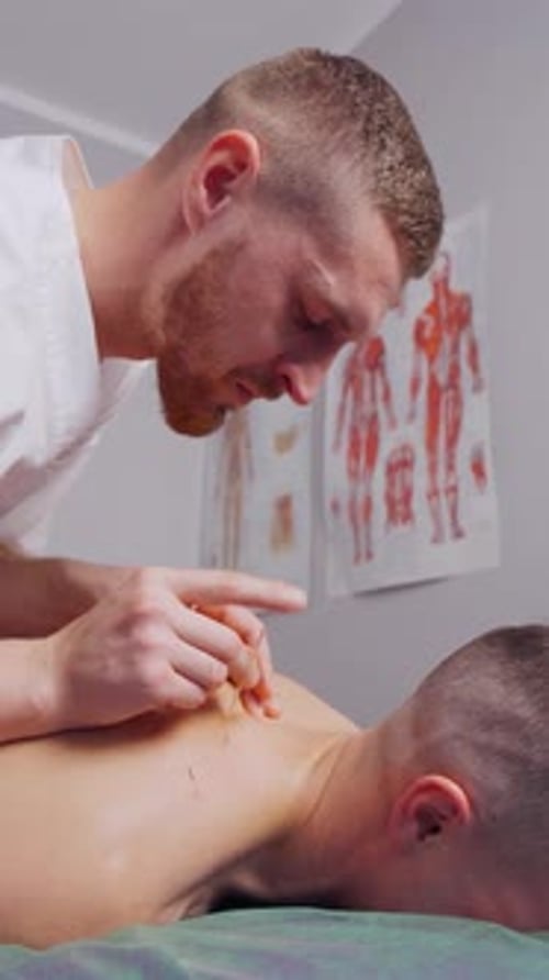 Akupunkturbehandlung Arztpraxen Alternativmedizin Akupunkturarzt Mann macht Akupunktur