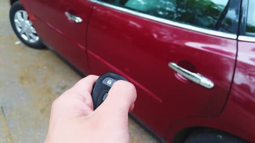 Schlüsselloses Ver- und Entriegeln von Autotüren mit Fernbedienung — Nahaufnahme