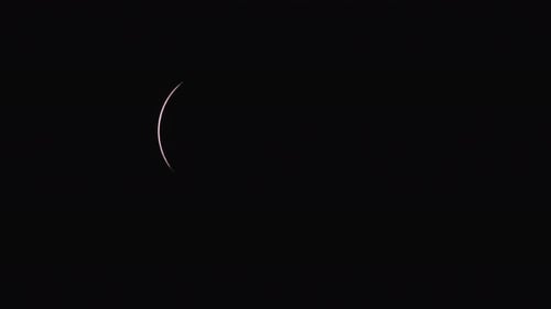 Ein statischer Tele-Zeitraffer während der totalen Sonnenfinsternis. Aus North Carolina, USA, gesehen.