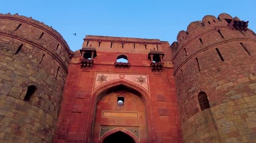 Hiperlapso de perto da entrada principal de Bara Darwaza de Purana Qila, Delhi, Índia