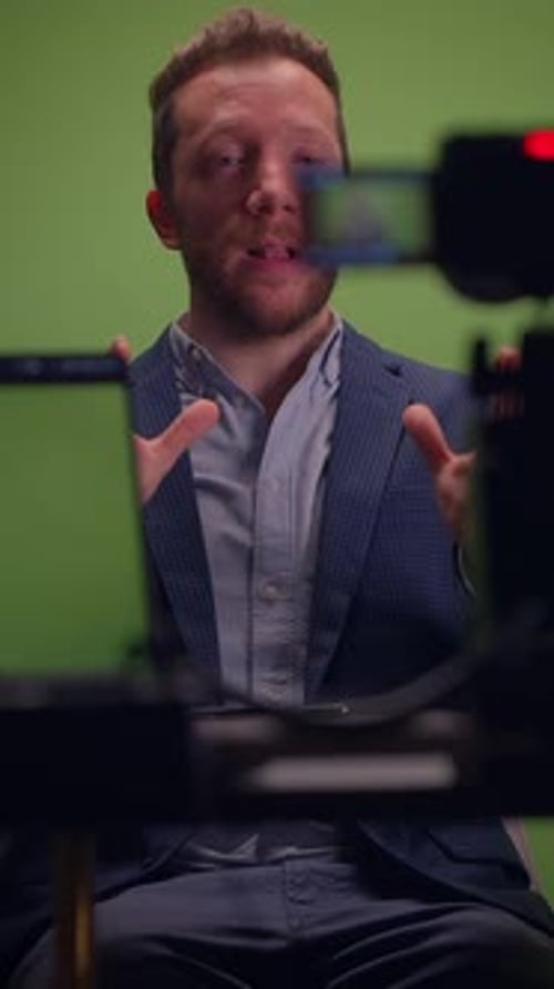 Engaging Presenter with a Green Screen Setup for Optimal Impact and Interaction