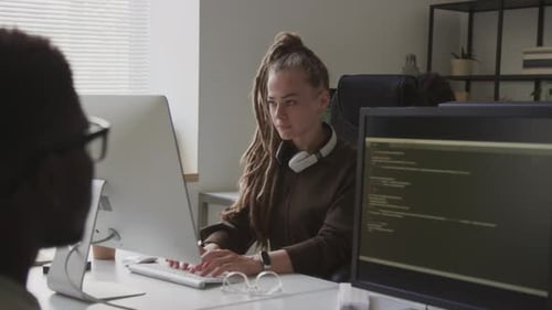 Programmeuse tapant au clavier sur le lieu de travail