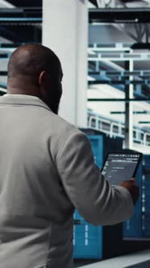 Vertikale Videoprogrammierer gehen beim Codieren von Rechenzentren und führen Optimierungen mithilfe eines Tablets durch