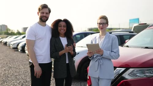 Compradores de carros felizes com vendedor
