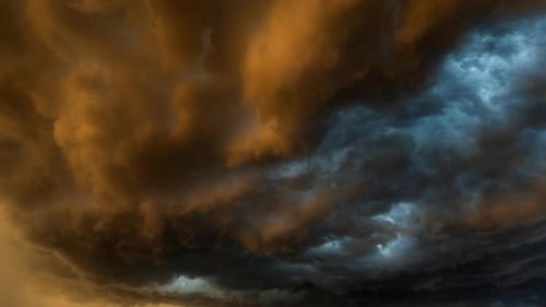 Cielos oscuros arremolinados atrapados en este hermoso lapso de tiempo de nubes de 4K