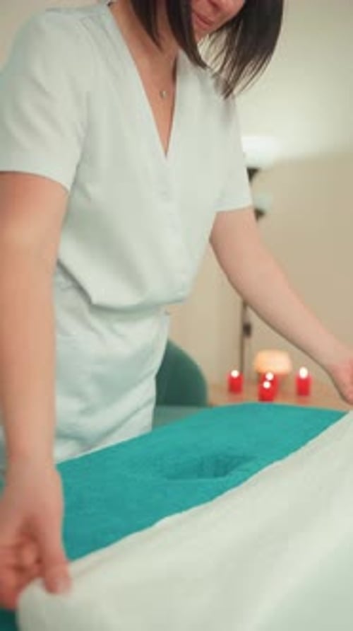 O terapeuta configura cuidadosamente o ambiente de terapia com microcorrentes, esteticista profissional, meticulosamente