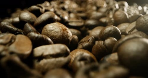 Unzählige Makro-Kaffeebohnen, geröstet, wie es die Tradition des Getränks verlangt. Konzept von Perfect G