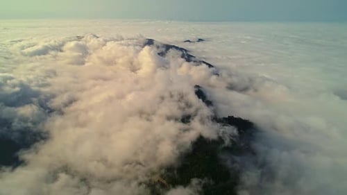 Sobre las nubes
