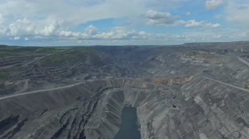 Panorama-Drohnenaufnahme des Kohlebergbaus im Tagebau.