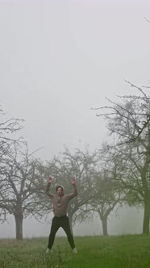 Uma pessoa pulando alto com entusiasmo em um pomar nebuloso que personifica totalmente uma sensação de alegria e