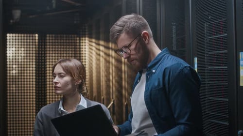 Rechenzentrumsspezialist, der zusammen mit einem Kollegen die Hardwarearbeit überwacht