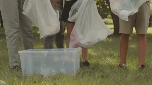 Activistas ecológicos recolectan plástico en una caja de reciclaje
