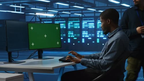 Techniker rüsten Geräte im Rechenzentrum mithilfe eines isolierten Bildschirms auf