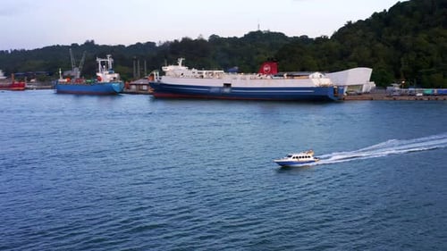 Lancha rápida que viaja cerca del puerto de Balikpapan en Kalimantan, Indonesia - Foto de Zumbido