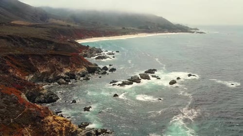 Blick von oben auf die majestätische kalifornische Küste in der Gegend von Big Sur. Viele Felsen lösen sich vom