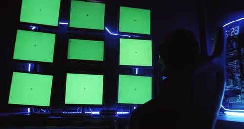 Um hacker masculino está usando um computador para hackear dados e exigir resgate das vítimas.