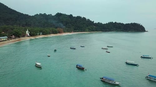 Luftaufnahme des Strandes von Pangkor Island am Abend, Malaysia
