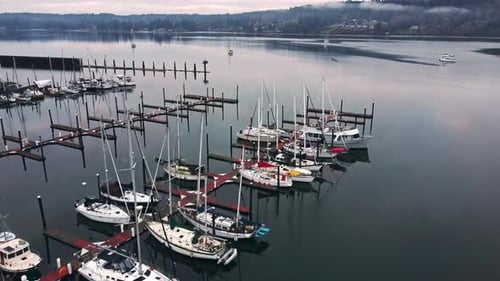 Vue par drone d'un port de plaisance au petit matin près de Seattle