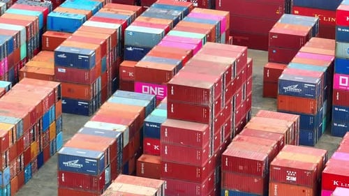 Containerhof von oben: Ein geschäftiger Knotenpunkt gestapelter Container.