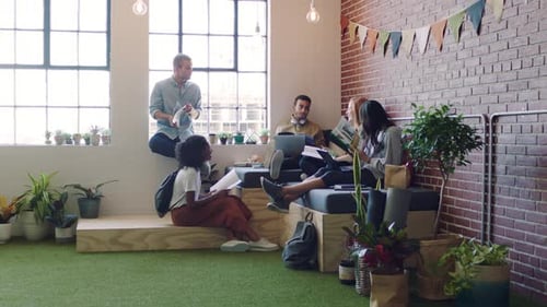 Travail, collaboration et travail d'équipe dans un bureau de coworking avec le personnel et les travailleurs