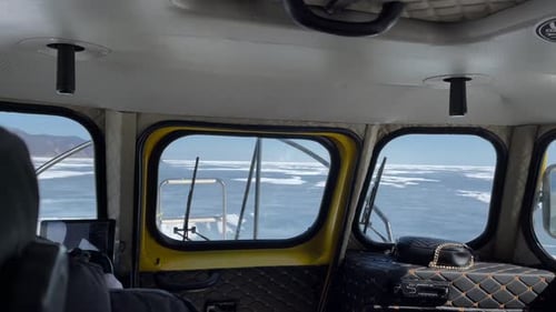 In einem Hovercraft, das über das gefrorene Eis des Baikalsees fährt, Sibirien, Reiseansicht