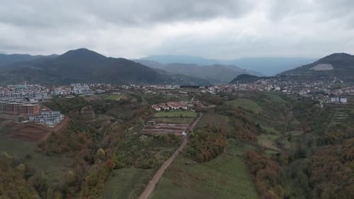 Hyperlapse von Bergen und Wolken aus der Luft