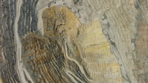 Luftbild von Maschinen im Tagebau und im Schwerbergbau