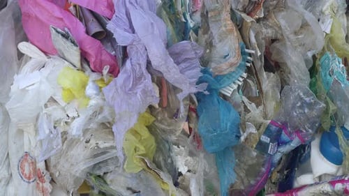 bolsas de plástico rotas movidas por el viento
