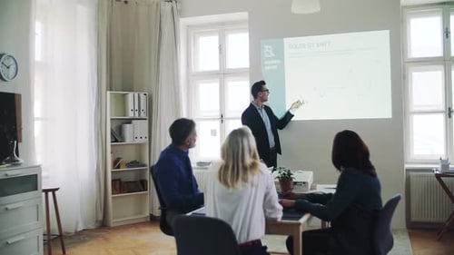 Empresário faz apresentação aos colegas no espaço de escritório corporativo moderno