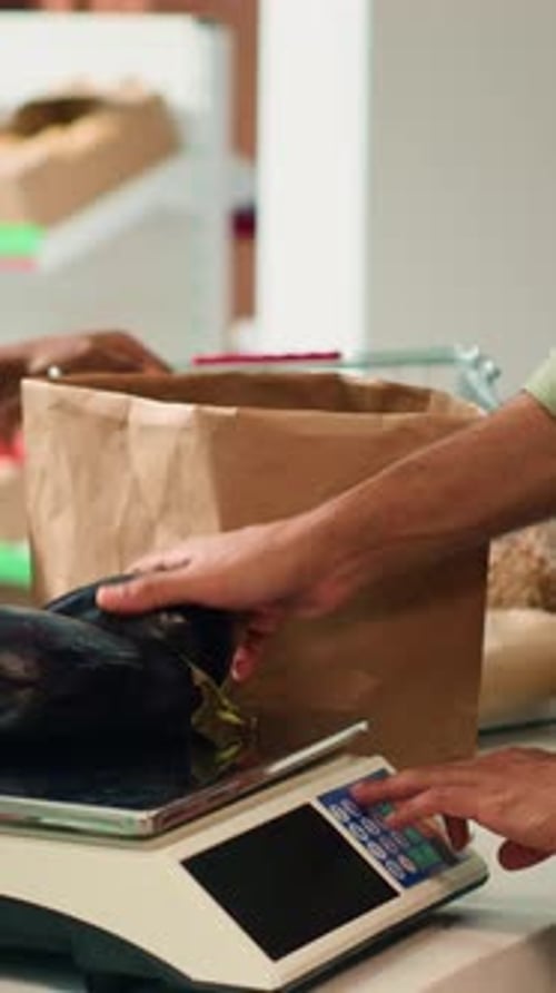 Vertical Video Vendor Weighting Fresh Produce for Buyer