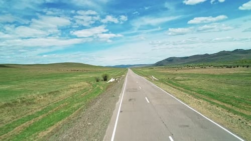Vue aérienne d'une route asphaltée à travers la campagne rurale, route entre Green Meadows
