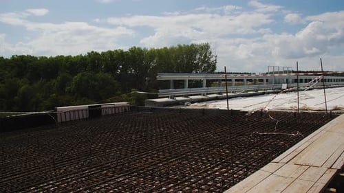 Puente de transporte con refuerzo en el sitio de construcción